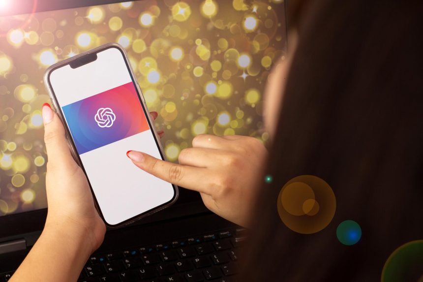 Ręka pięknej kobiety wskazująca na telefon komórkowy z ikoną otwartej AI