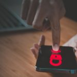 Koncepcja systemu bezpieczeństwa danych Biznesmen loguje się do systemu za pomocą telefonu komórkowego i dotyka ikony bezpieczeństwa innowacja technologia przetwarzanie w chmurze komunikacja w sieci internetowej