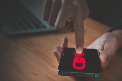 Koncepcja systemu bezpieczeństwa danych Biznesmen loguje się do systemu za pomocą telefonu komórkowego i dotyka ikony bezpieczeństwa innowacja technologia przetwarzanie w chmurze komunikacja w sieci internetowej