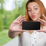 modna kobieta trzyma smartphone