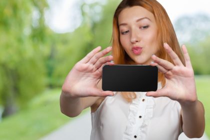 modna kobieta trzyma smartphone