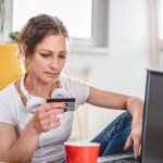 Kobieta robi zakupy online i używa karty kredytowej