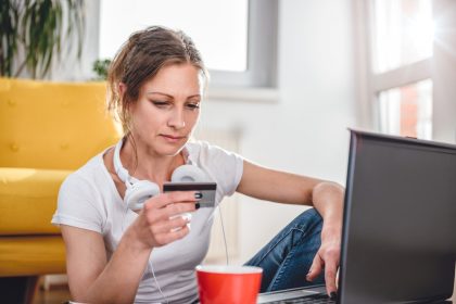 Kobieta robi zakupy online i używa karty kredytowej
