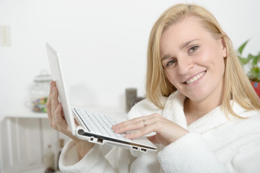 Portret kobiety za pomocą laptopa