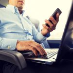 transport, turystyka, podróż służbowa i koncepcja ludzi - zbliżenie człowieka ze smartfonem i laptopem w autobusie podróżnym