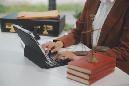 Przedsiębiorcy i prawnicy dyskutują o dokumentach umownych na miarę mosiądzowej na biurku w biurze Usługi prawne Poradnictwo prawnicze Sprawiedliwość i prawo Koncepcja obrazu z efektem ziarna filmu