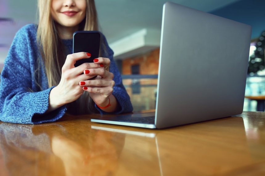 Zakończenie up kobiet ręki trzyma komórka telefon