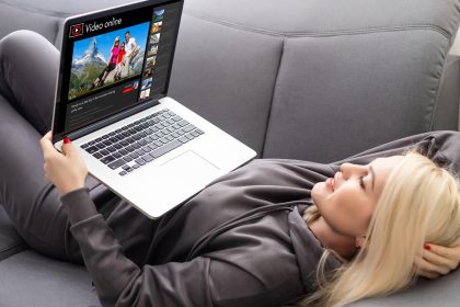 Kobieta oglądająca filmy online na laptopie.
