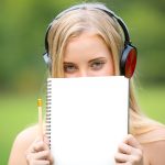kobiety pokazują notatkę wiadomości