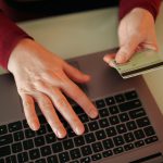 Kobiety trzymają laptop za pomocą karty kredytowej, aby dokonać zakupu online. Zdjęcie przedstawia łatwość
