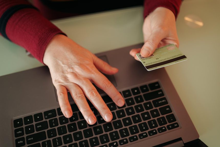 Kobiety trzymają laptop za pomocą karty kredytowej, aby dokonać zakupu online. Zdjęcie przedstawia łatwość