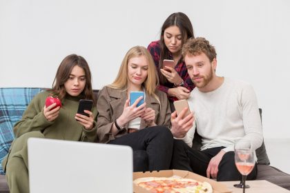 Grupa przyjaciół, patrząc na telefon