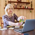 Sesja online wirtualne spotkanie z psychologiem starszą kobietą korzystającą z laptopa i metaforycznych kart skojarzeniowych do diagnozowania problemów psychologicznych Technologia psychologiczna styl życia ludzie