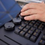 Ręce inżyniera dźwięku dostosowujące konsolę miksującą dźwięk