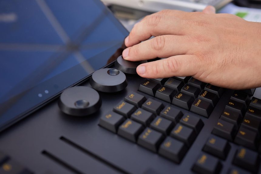 Ręce inżyniera dźwięku dostosowujące konsolę miksującą dźwięk