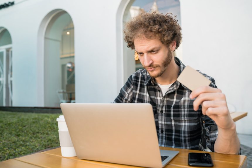 Człowiek za pomocą laptopa na zakupy online.