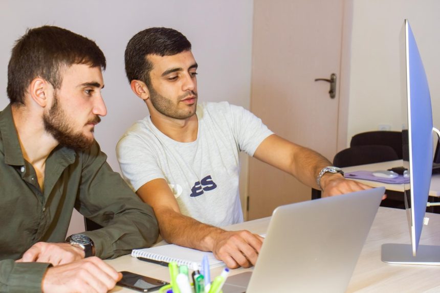programiści pracujący z kodem programista kodowanie