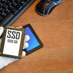 Naprawca z dyskiem twardym i SSD w ręku
