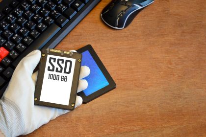 Naprawca z dyskiem twardym i SSD w ręku
