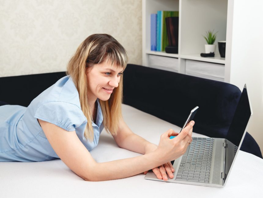 Freelancer pracuje, pracuje na odległość i e-learning. Biuro w domu