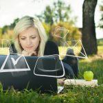 Student dziewczyna studiuje w parku z koncepcją przepływu pracy laptopa