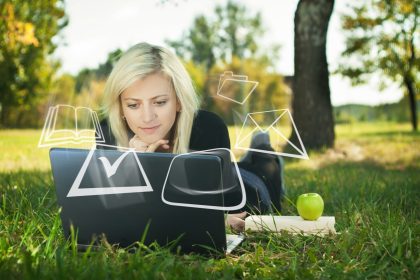 Student dziewczyna studiuje w parku z koncepcją przepływu pracy laptopa