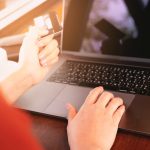 Środkowa część osoby używającej telefonu komórkowego