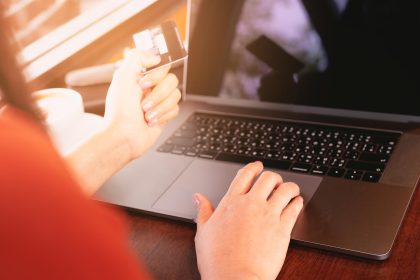 Środkowa część osoby używającej telefonu komórkowego