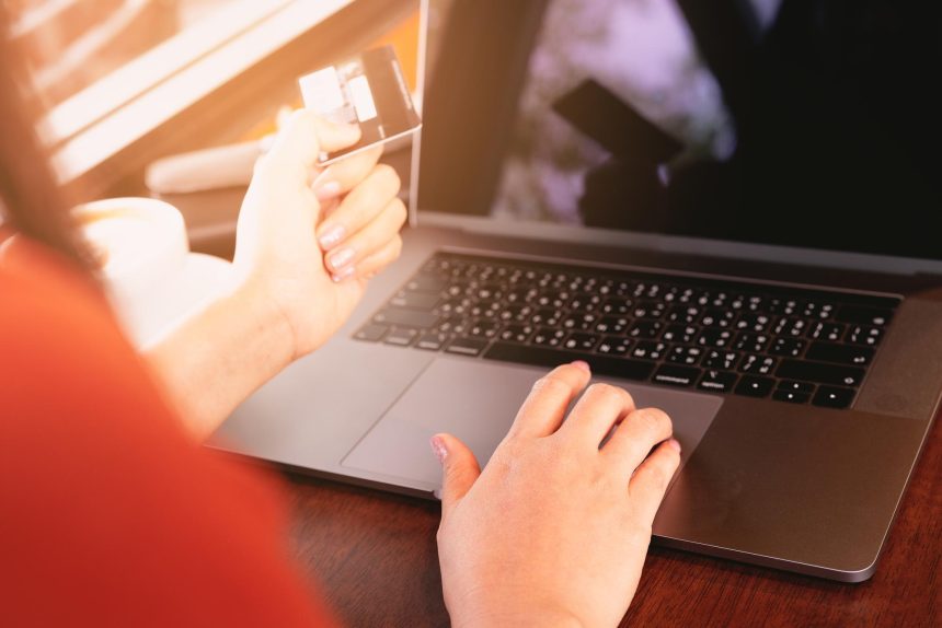 Środkowa część osoby używającej telefonu komórkowego