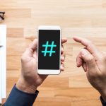 Koncepcje mediów społecznościowych ze znakiem Hashtag na smartfonie