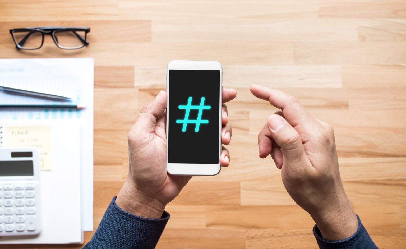 Koncepcje mediów społecznościowych ze znakiem Hashtag na smartfonie