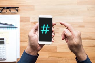 Koncepcje mediów społecznościowych ze znakiem Hashtag na smartfonie