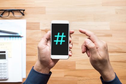 Koncepcje mediów społecznościowych ze znakiem Hashtag na smartfonie