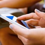 Zbliżenie mężczyzny trzymającego telefon komórkowy