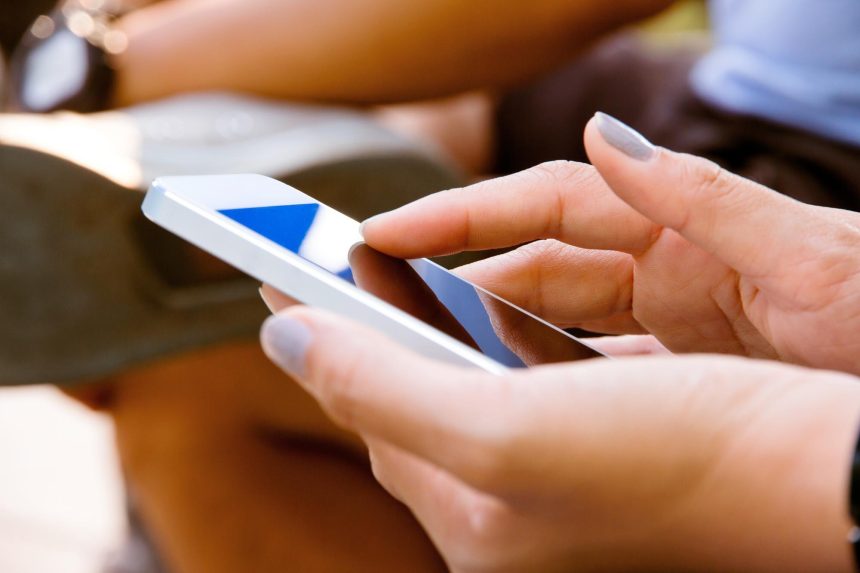Zbliżenie mężczyzny trzymającego telefon komórkowy