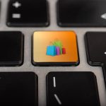 Przycisk z obrazem wielokolorowych toreb na klawiaturze laptopa