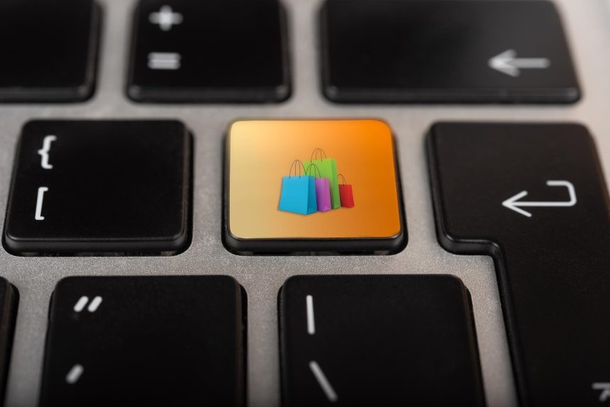 Przycisk z obrazem wielokolorowych toreb na klawiaturze laptopa