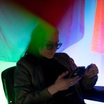 Kobieta korzystająca z telefonu komórkowego