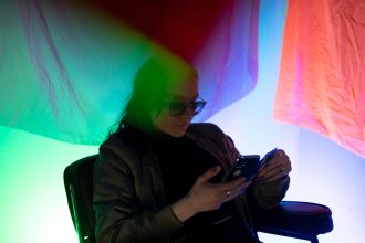 Kobieta korzystająca z telefonu komórkowego